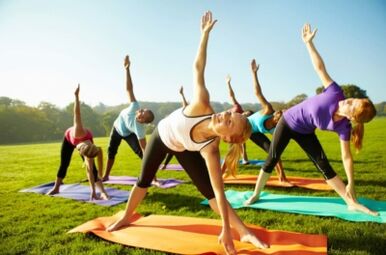 Performing a set of exercises to strengthen the back muscles with thoracic osteochondrosis